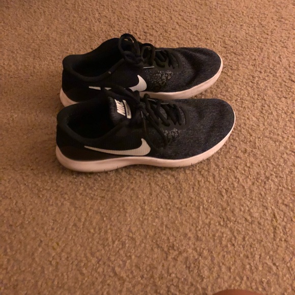 Nike shoes - Picture 1 of 2
